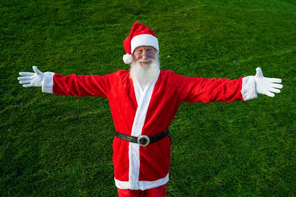 Retrato Papai Noel Confuso Fica Fundo Rua Espalha Mãos Para — Fotografia de Stock