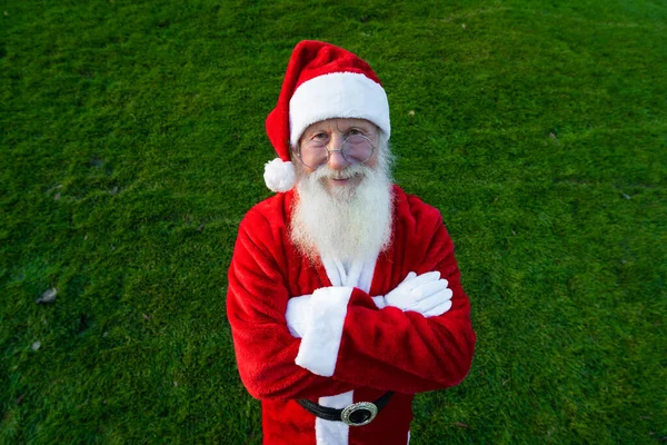 Feche Retrato Homem Feliz Sênior Traje Papai Noel Retorna Câmera — Fotografia de Stock