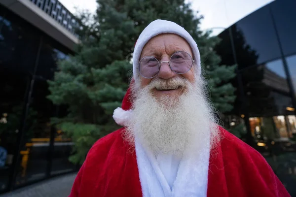 Positiv Und Glücklich Blickt Der Weihnachtsmann Die Kamera Mann Steht — Stockfoto