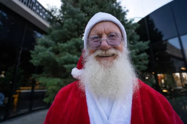 Positivo Feliz Santa Claus Cámara Hombre Pie Frente Chimenea Árbol —  Fotos de Stock