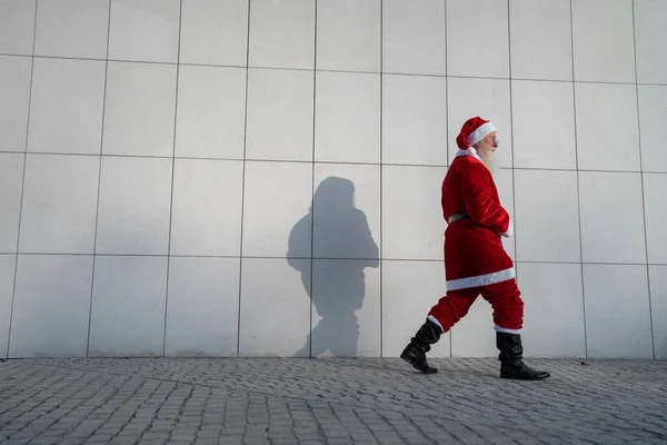 Papai Noel Rua Contra Uma Parede Moderna Cinza Barba Branca — Fotografia de Stock