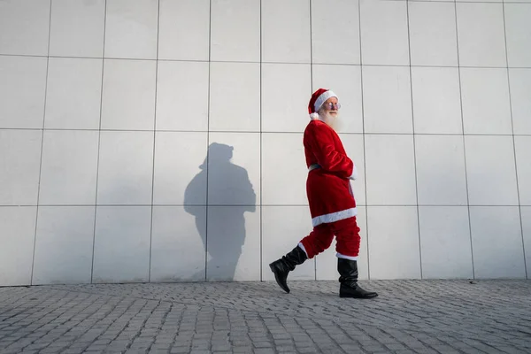 Kerstman Straat Staande Tegen Een Grijze Moderne Muur Witte Baard — Stockfoto