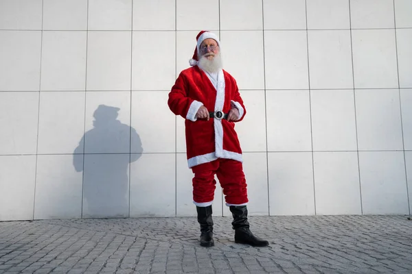 Kerstman Straat Staande Tegen Een Grijze Moderne Muur Witte Baard — Stockfoto