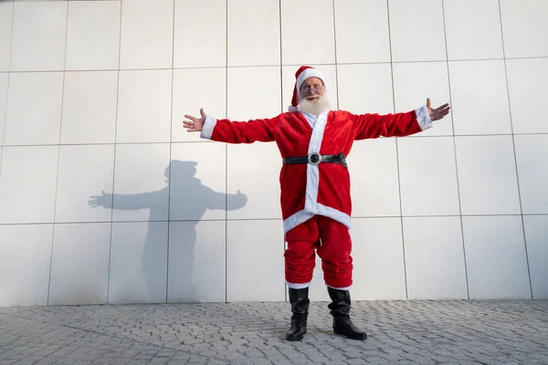Papai Noel Rua Contra Uma Parede Moderna Cinza Barba Branca — Fotografia de Stock
