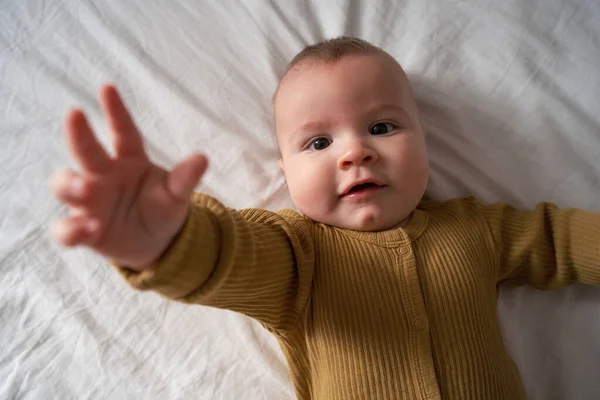 Riendo Niño Pequeño Bebé Feliz Con Boca Abierta Moviendo Las —  Fotos de Stock