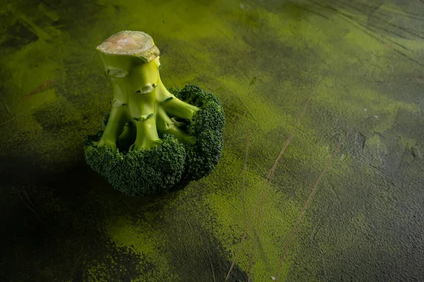 Yeşil Arkaplanda Taze Brokoli Metin Için Boşluk Ile Üst Görünüm — Stok fotoğraf
