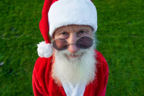 Foto Pensionerad Gammal Man Grått Skägg Öppen Mun Upphetsad Utseende — Stockfoto