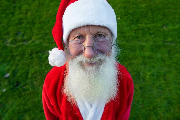 退休老人灰白胡子张着嘴兴奋地看着神奇的新年生物许愿带来的气氛穿上圣诞老人服装眼镜头饰 — 图库照片