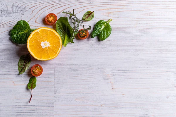 Fondo Alimentos Madera Clara Con Especias Naranja Fresca Limón Vista — Foto de Stock