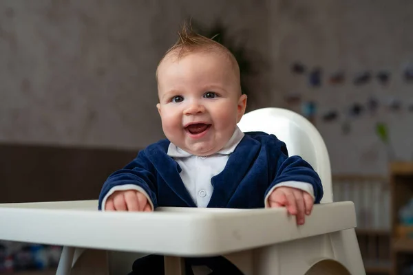 Baby Jongen Zitten Een Witte Hoge Stoel Glimlachen — Stockfoto