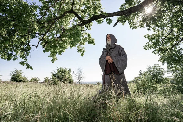 Portret Mnicha Czarnej Sutannie Lesie Wędrowny Druid Sutannie — Zdjęcie stockowe