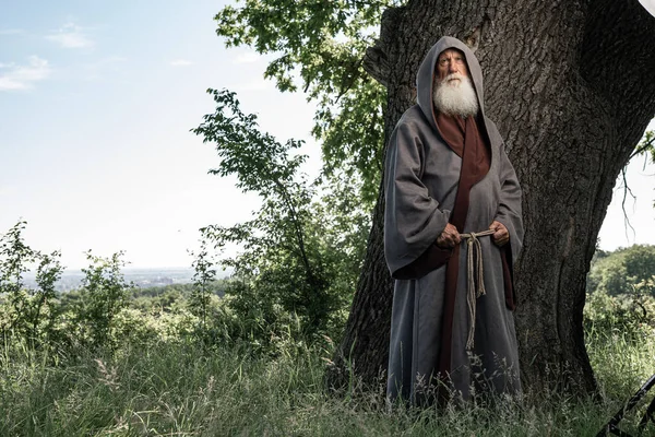 Portret Mnicha Czarnej Sutannie Lesie Wędrowny Druid Sutannie — Zdjęcie stockowe