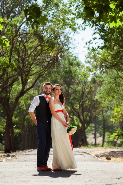 Noiva europeia e noivo beijando no parque — Fotografia de Stock