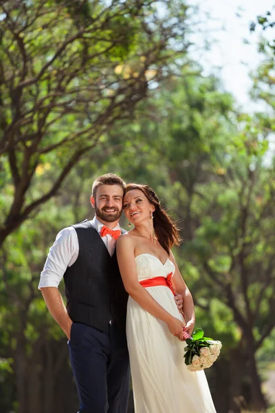 Avrupalı gelin ve damat parkta öpüşüyor — Stok fotoğraf