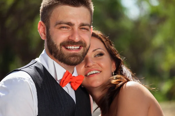 European bride and groom kissing in the park — Stock Photo, Image