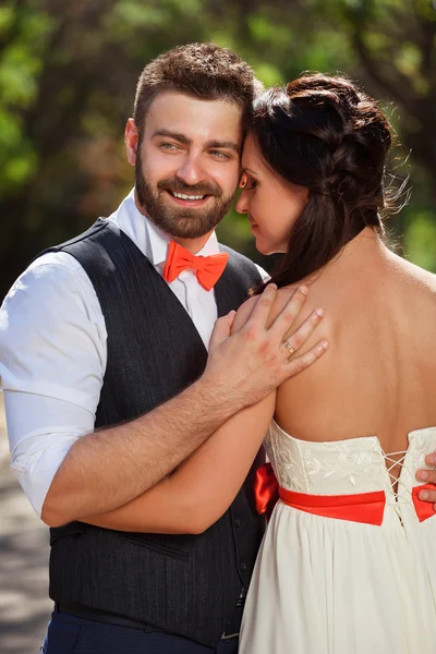 Novia y novio europeos besándose en el parque —  Fotos de Stock