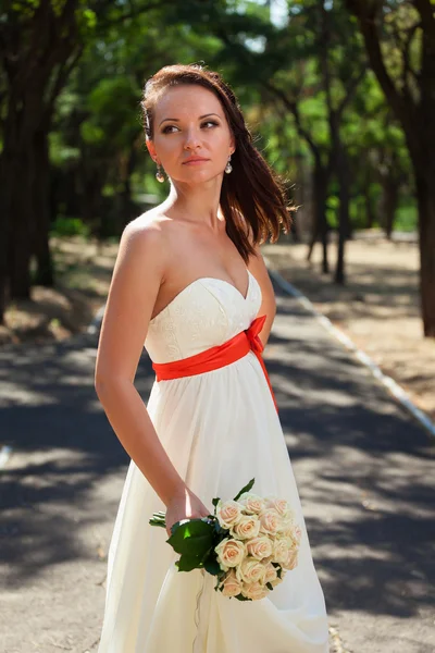 Novia europea en el parque — Foto de Stock