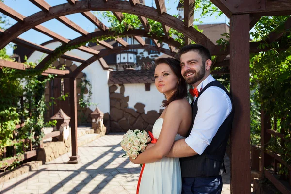 European bride and groom kissing in the park — Stock Photo, Image