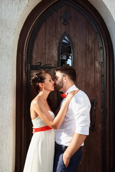 Novia y novio europeos besándose en el parque — Foto de Stock