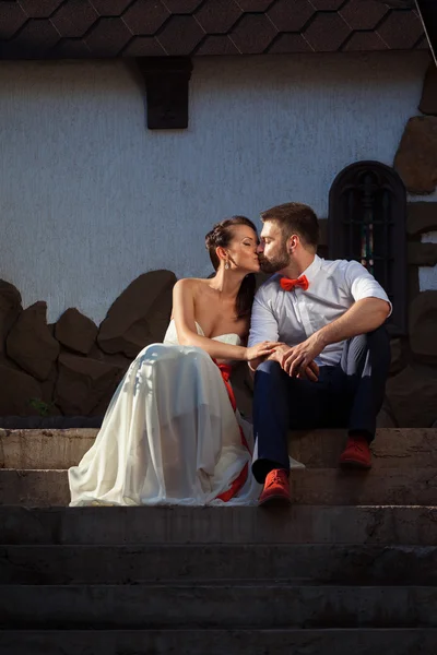 Evropské nevěsta a ženich líbání v parku — Stock fotografie