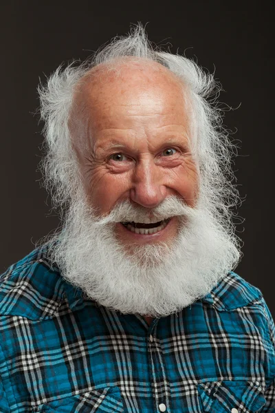 Uzun sakal wiith kocaman bir gülümseme ile yaşlı adam — Stok fotoğraf