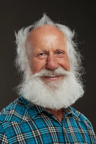 Γέρος με ένα μεγάλο χαμόγελο wiith μακριά γενειάδα — Φωτογραφία Αρχείου