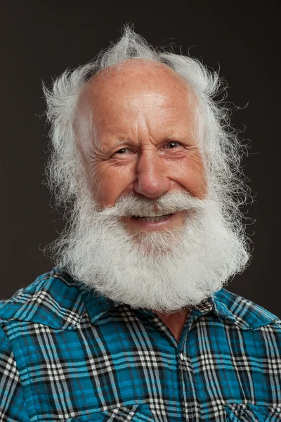Velho homem com uma longa barba wiith grande sorriso — Fotografia de Stock