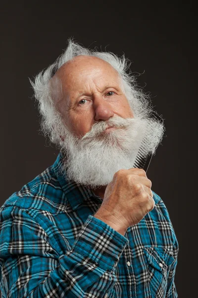 Velho homem com uma longa barba wiith grande sorriso — Fotografia de Stock