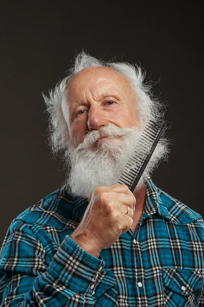 Viejo con una larga barba wiith gran sonrisa —  Fotos de Stock