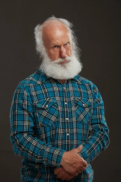 Oude man met een lange baard wiith grote glimlach — Stockfoto