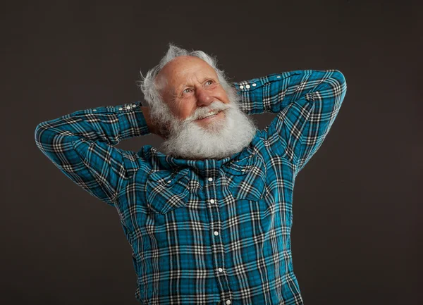 Vieil homme avec une longue barbe avec un grand sourire — Photo