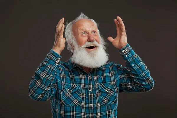 Старик с длинной бородой и большой улыбкой — стоковое фото