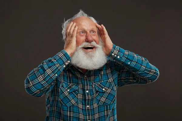 Hombre viejo con una larga barba con una gran sonrisa — Foto de Stock