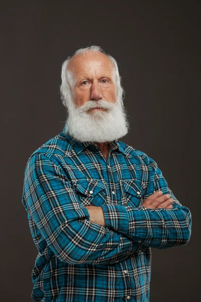 Hombre viejo con una larga barba con una gran sonrisa — Foto de Stock