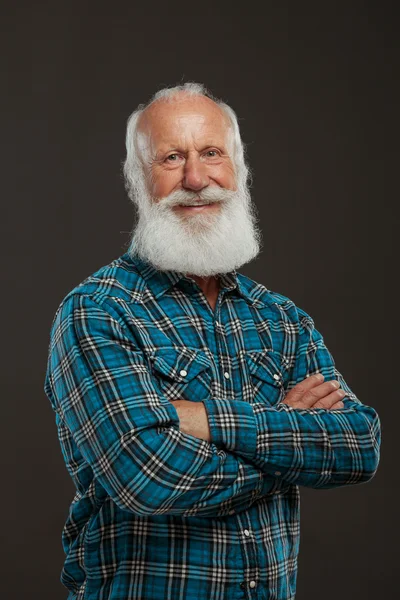 Kocaman bir gülümseme ile uzun sakallı ihtiyar — Stok fotoğraf