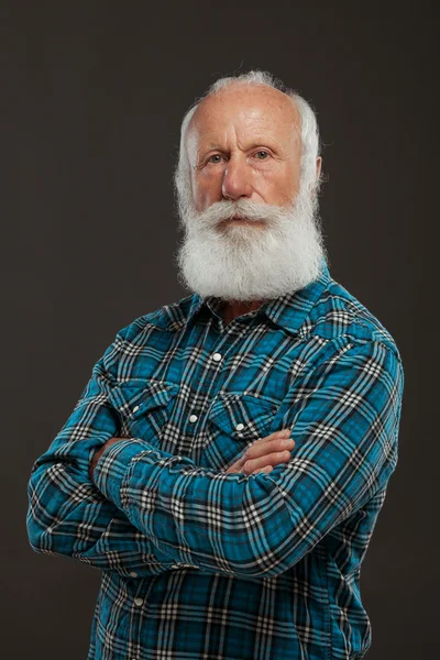 Старик с длинной бородой и большой улыбкой — стоковое фото