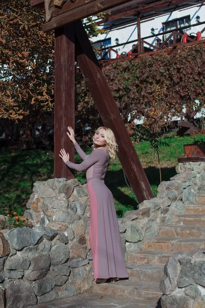 Beautiful blonde in dress walks in autumn — Stock Photo, Image