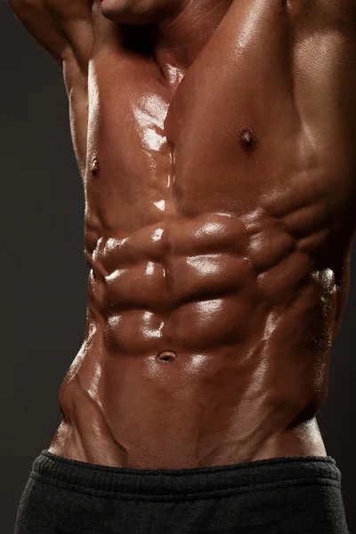 Musculado modelo masculino no estúdio — Fotografia de Stock