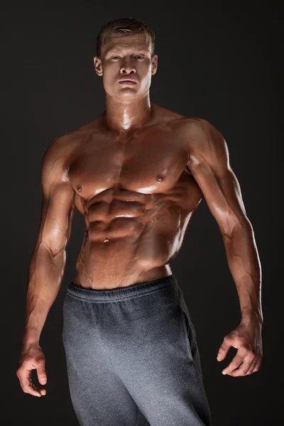 Musculado modelo masculino no estúdio — Fotografia de Stock