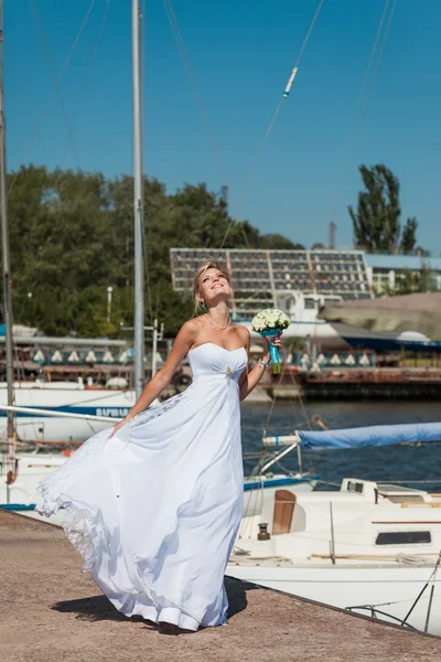 Glad brud och brudgum på deras bröllop — Stockfoto