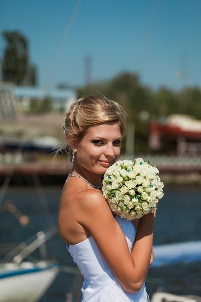 Šťastná nevěsta a ženich na jejich svatbě — Stock fotografie