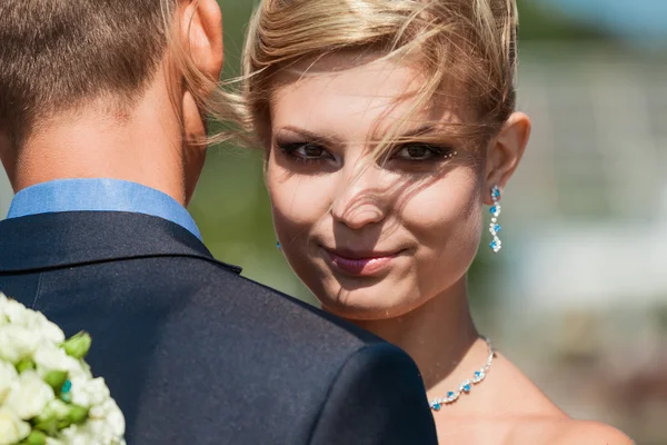 Noiva feliz e noivo em seu casamento — Fotografia de Stock