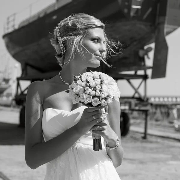 Feliz novia y novio en su boda — Foto de Stock