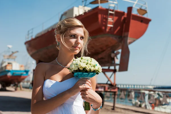 Gelukkige bruid en bruidegom op hun bruiloft — Stockfoto