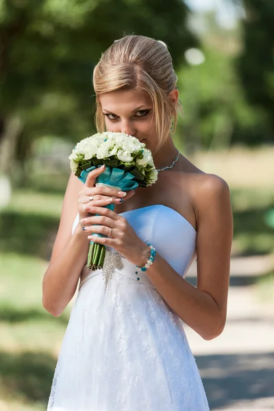 Feliz novia y novio en su boda — Foto de Stock