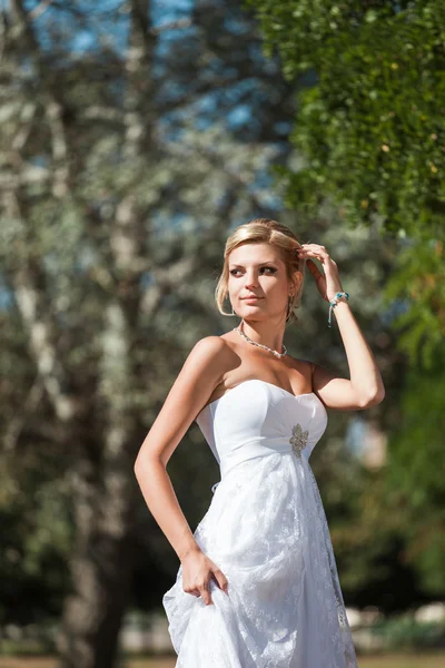 Feliz novia y novio en su boda — Foto de Stock