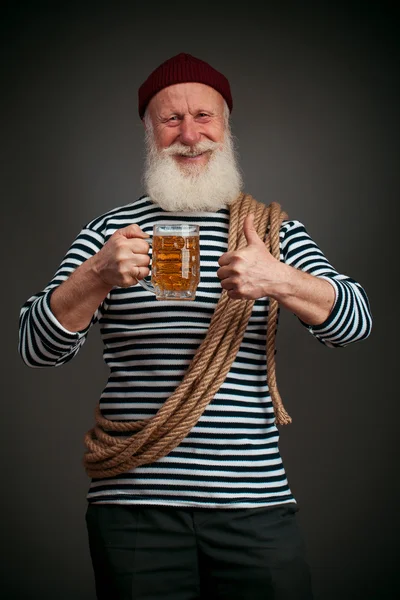 Marinero guapo aislado. Marinero con cerveza —  Fotos de Stock