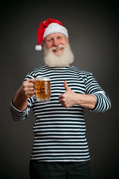 Όμορφος ναύτης. Ναυτικός. Άγιος Βασίλης με μπύρα — Φωτογραφία Αρχείου