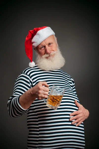 Όμορφος ναύτης. Ναυτικός. Άγιος Βασίλης με μπύρα — Φωτογραφία Αρχείου