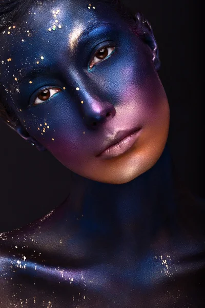 Kunst portret van een mooi meisje met kleur verf op haar gezicht — Stockfoto